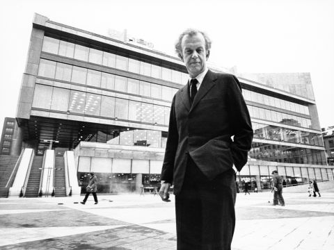 Foto: Sven Erik Sjöberg (Kulturhuset 1974-2013, Stockholms Stadsarkiv) Arkitekten Peter Celsing framför Kulturhuset i Stockholm.