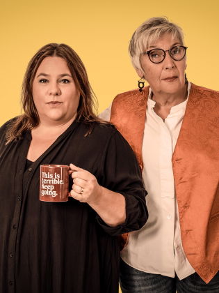 Malin Appeltoft med en kaffemugg i handen och Birgita Klepke med händerna i fickorna och allvarlig blick
