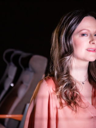 Frida Beckman framför ett par tågsäten