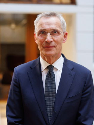 Författarbild Jens Stoltenberg