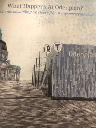Illustrerad bokomslag med Odenplans tunnelbaneuppgång, skyltar för pendeltåg och tunnelbana, samt en äldre kyrkobyggnad.