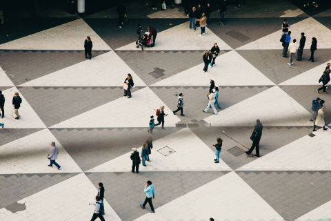 Foto: Leonard Stenberg Flygbild över Sergels torg med rutmönster och många gående personer i olika åldrar och kläder.
