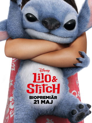 En flicka med blomma i håret håller om en blå, lurvig varelse med stora svarta ögon och stora öron. Texten ”Disney Lilo & Stitch – Biopremiär 21 maj” står mitt på affischen.