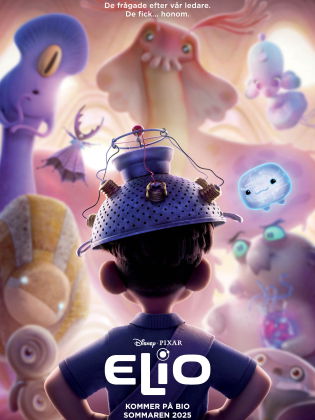Affisch för filmen Elio. En pojke ses bakifrån, iklädd en hjälm gjord av ett durkslag med lampor och sladdar. Han står framför en grupp färgglada och olika formade utomjordingar. Överst står texten: "De frågade efter vår ledare. De fick… honom."