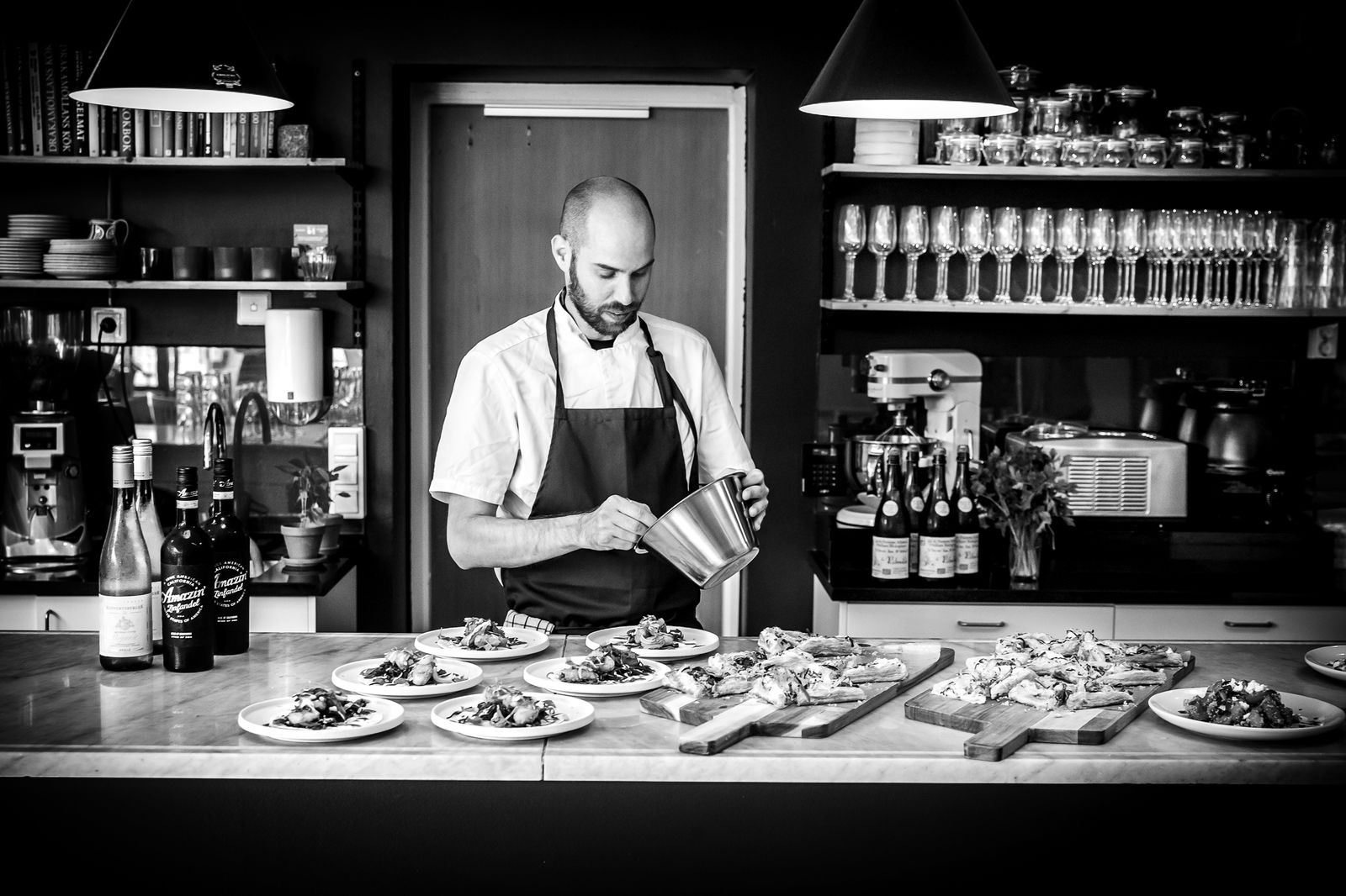 En kock förbereder mat på kafé Trapphuset