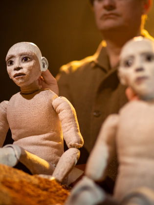 Två dockor på Marionetteatern. 