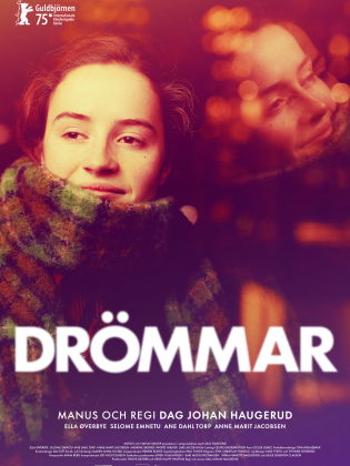 En ung kvinna tittar leende och drömskt ut genom ett fönster.