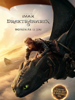 Filmaffisch för Draktränaren. En ung person rider på en svart drake genom luften med solbelysta moln i bakgrunden. Text på affischen anger premiärdatum 12 juni och att filmen finns med engelskt och svenskt tal.