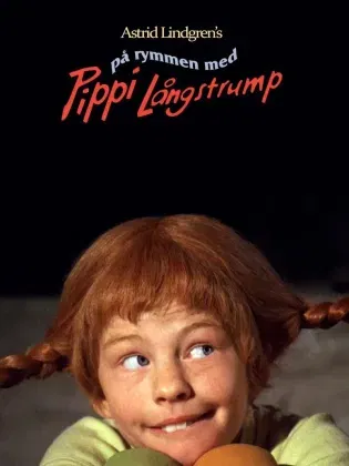En rödhårig flicka med flätor ler busigt.