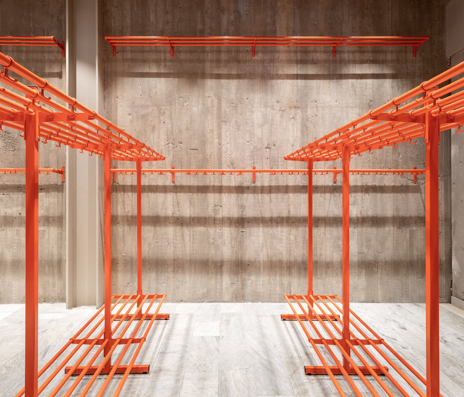 Orange klädhängare i Kulturhusets garderob 