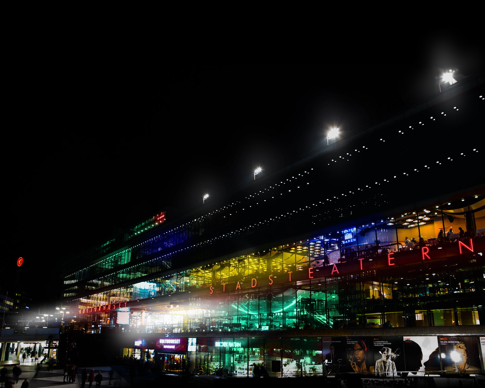 Kulturhuset Stadsteaterns fasad i kvällsljus. 