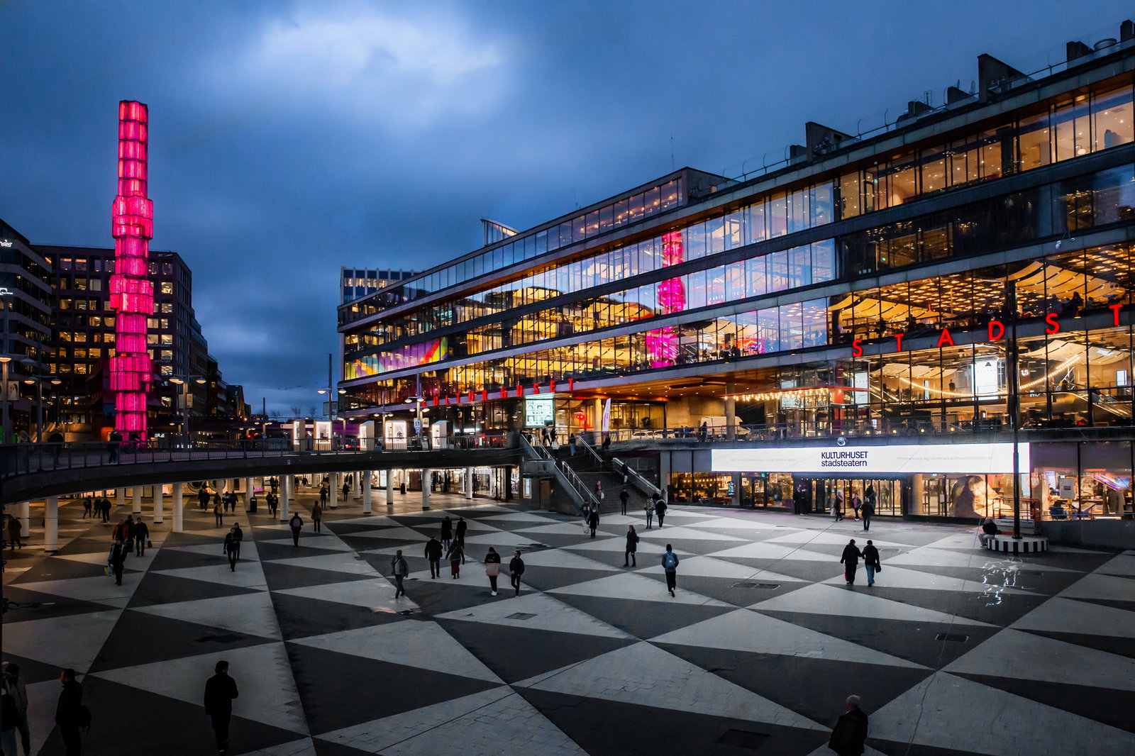 Sergels torg, Kulturhuset och glasobelisken i kvällsljus. 