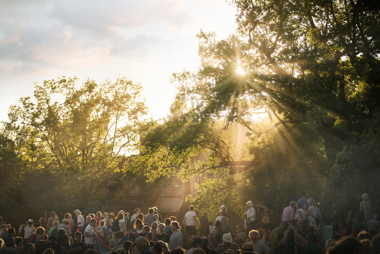 En bild på Parkteater-publik i Galärparken