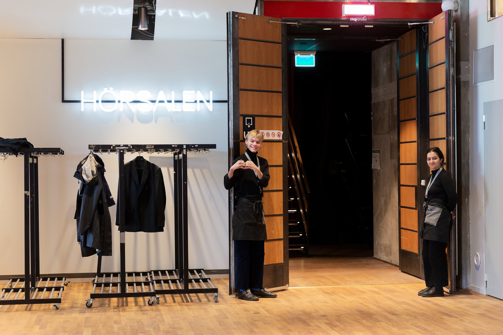 Två publikvärdar står vid entrén till en salong på Kulturhuset Stadsteatern i Stockholm