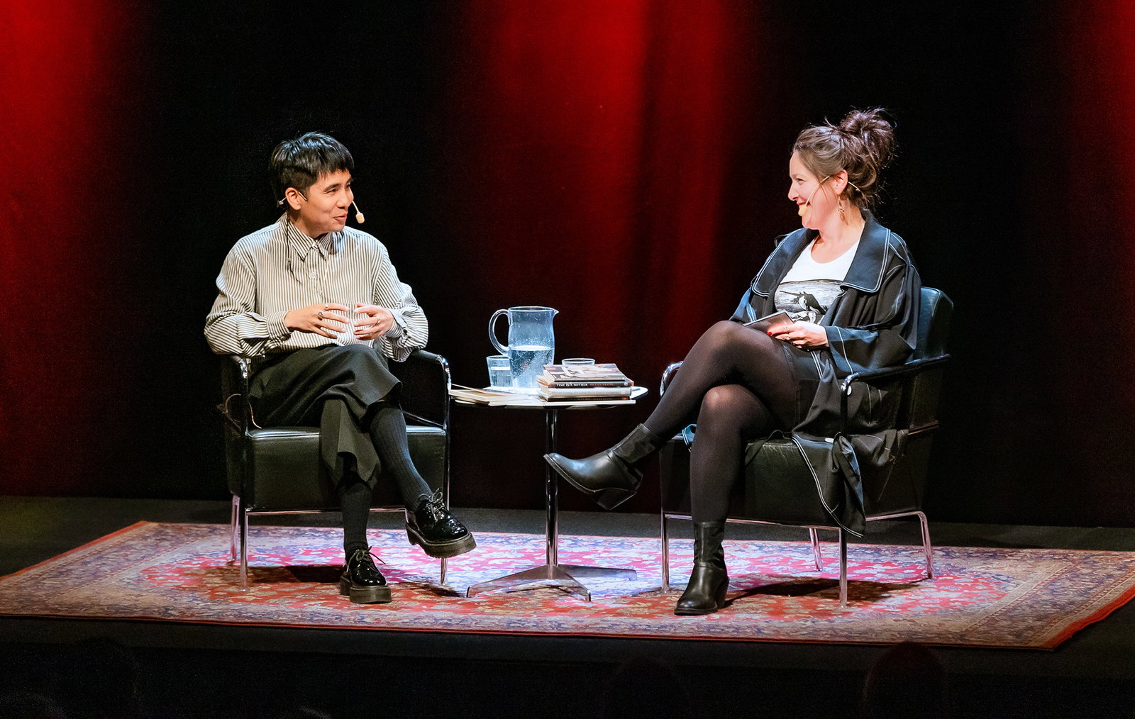 Författaren Ocean Vuong samtalar med Ida Linde på en scen. 