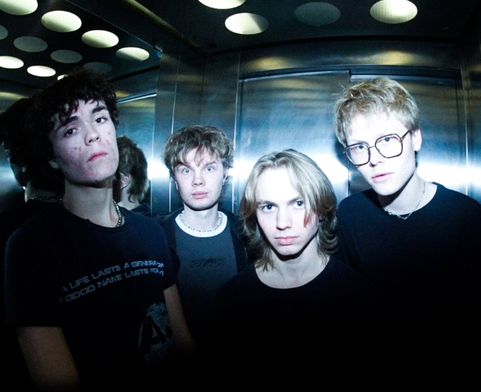 Fyra killar i en hiss