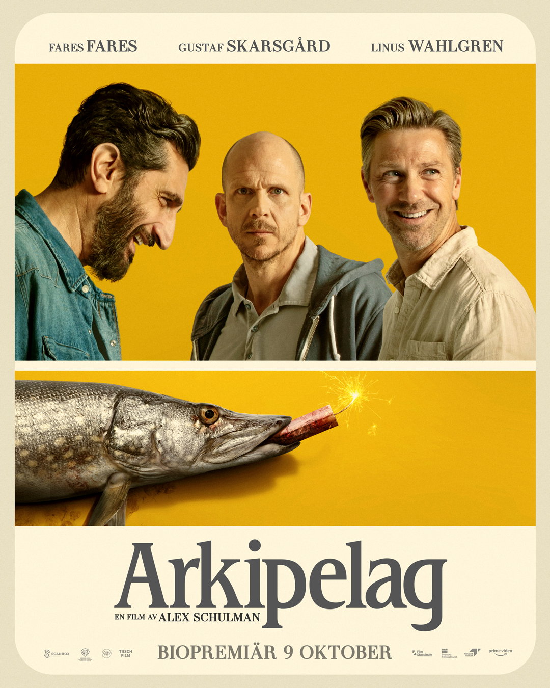 Tre män skrattar, en gädda har en dynamit i munnen.