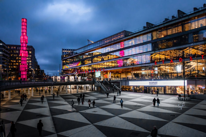 Sergels torg, Kulturhuset och glasobelisken i kvällsljus. 