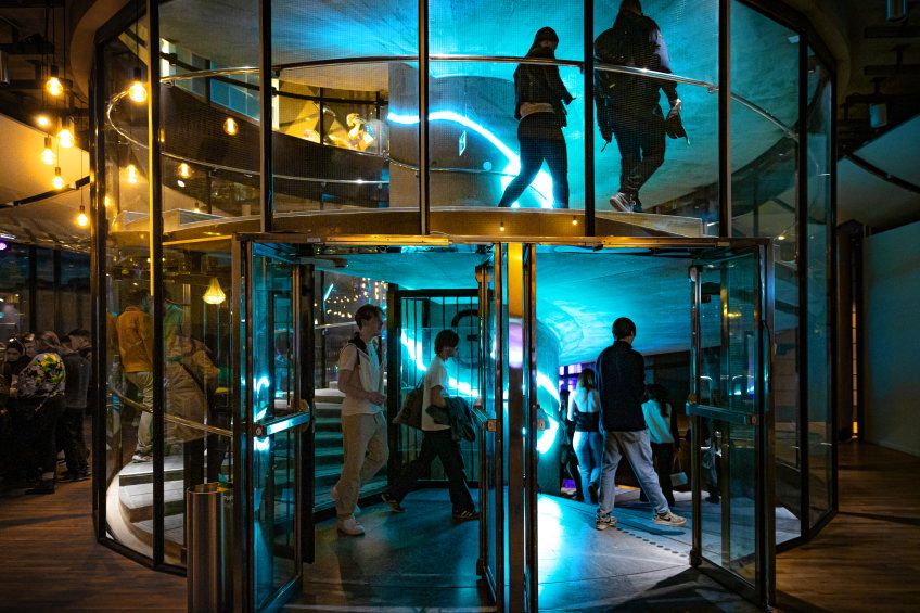 Cluster, ett ljuskonstverk av Ivan Wahren