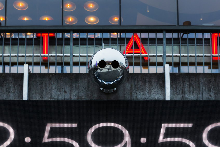 Ett konstverk i form av en blank rund kula ovanför huvudentrén till Kulturhuset.