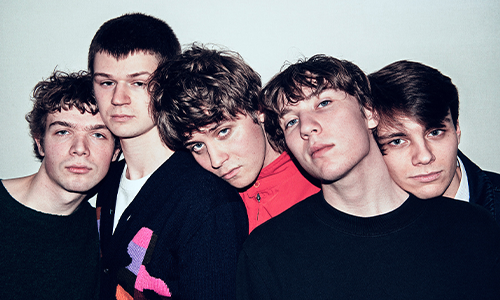 Fem killar bredvid varandra