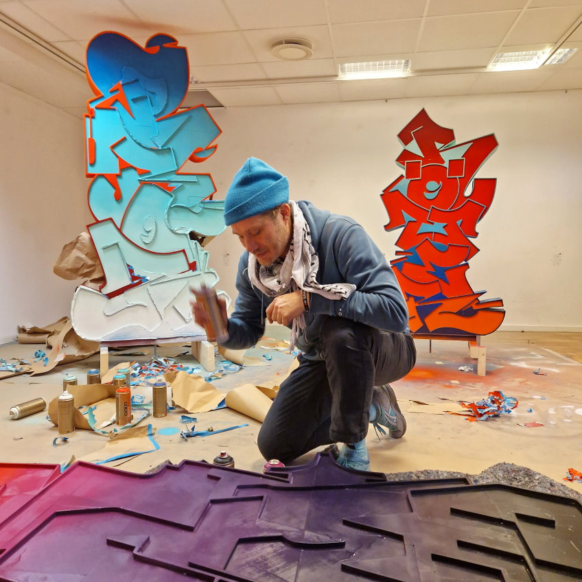 Graffitikonstnär målar skulpturer