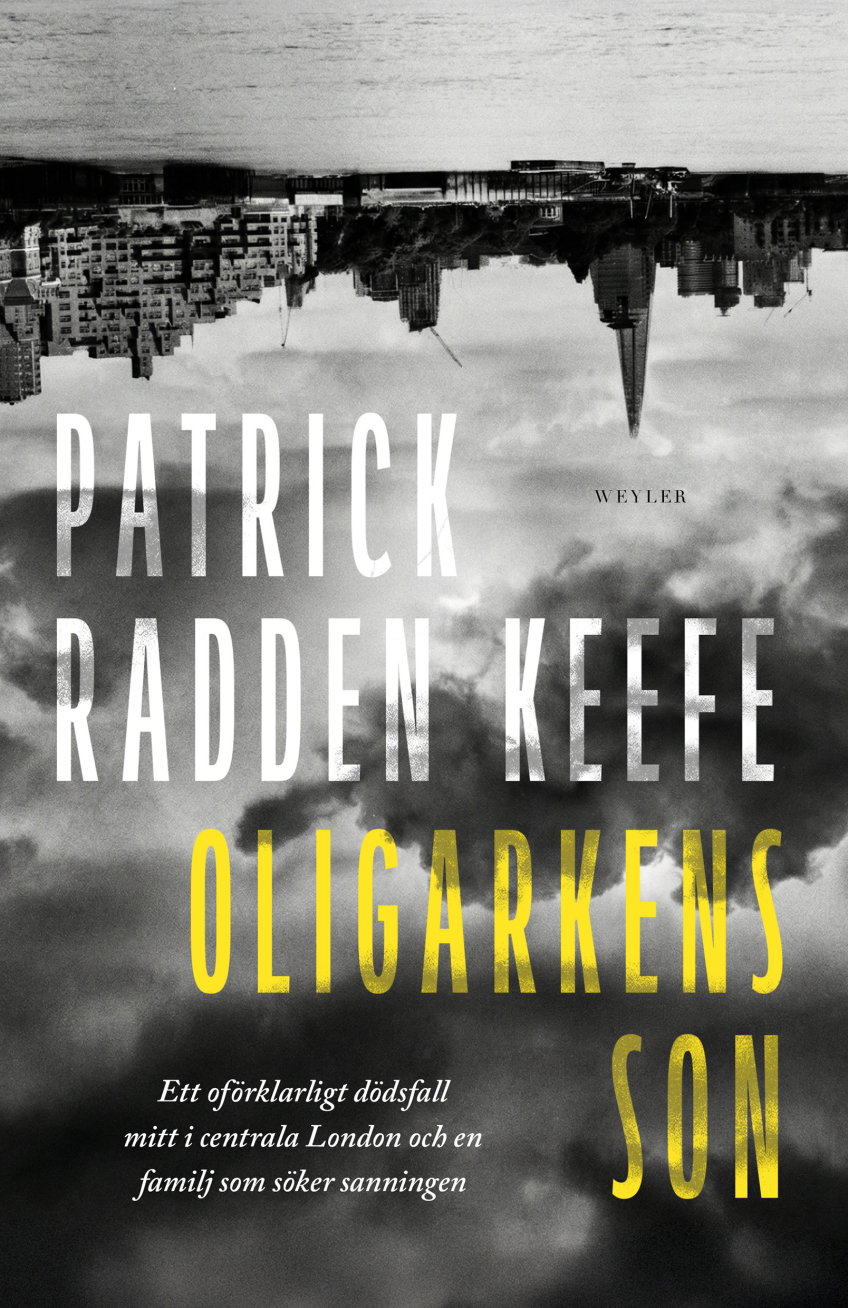 Bokomslaget till Oligarkens son av Patrick Radden Keefe använder en upp-och-nedvänd stadsbild i svartvitt och dramatiska moln för att förstärka känslan av makt, fara och politisk thriller.