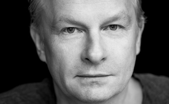 Porträttfoto på skådespelaren Sven Ahlström. 