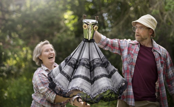 Malin From och Martin Hasselgren spelar marionetteater i grönskan