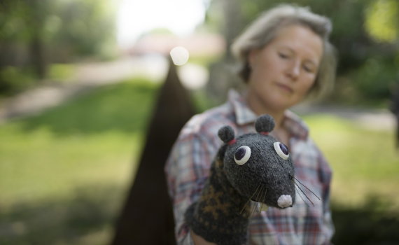 Malin From spelar Marionetteaterns Gruffalon med en stickad mus på sin hand