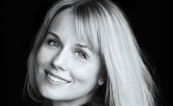 Porträttfoto på skådespelaren Helena af Sandeberg. 