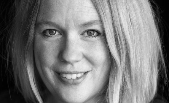 Porträttfoto på skådespelaren Sandra Huldt.