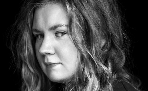 Porträttfoto på skådespelaren Natalie Minnevik. 