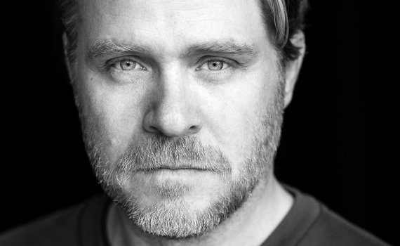 Porträttfoto på skådespelaren Henrik Norlén. 