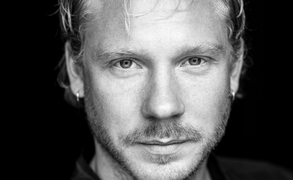 Porträttfoto på skådespelaren Linus Troedsson.