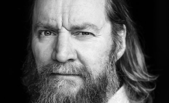 Porträttfoto på skådespelaren Magnus Krepper.