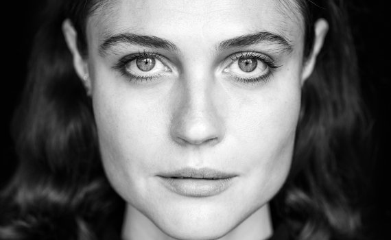 Porträttfoto på skådespelaren Manuela Gotskozik Bjelke. 