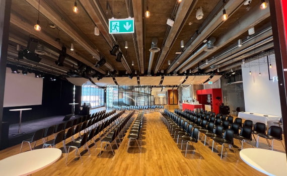 En bild på stolar i ett rum