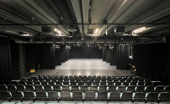 Publikstolar framför en scen