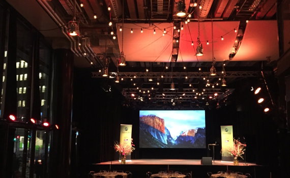 Bild på mörk lokal med ljusa bord