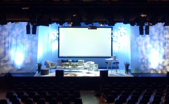 En stor sal i blått ljus