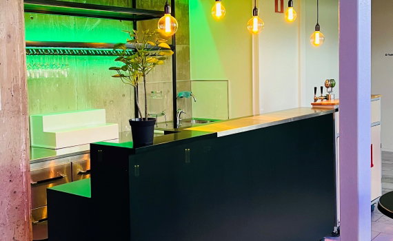 Bild på en upplyst bar