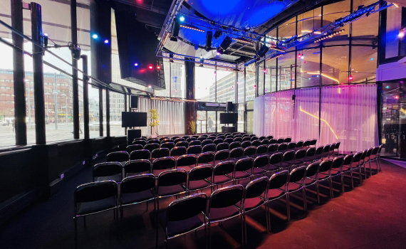 Ett rum med uppställda stolar