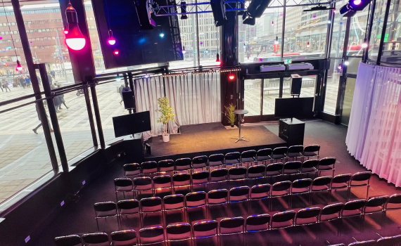 Ett rum med uppställda stolar