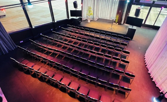 En liten sal omgiven av glasväggar