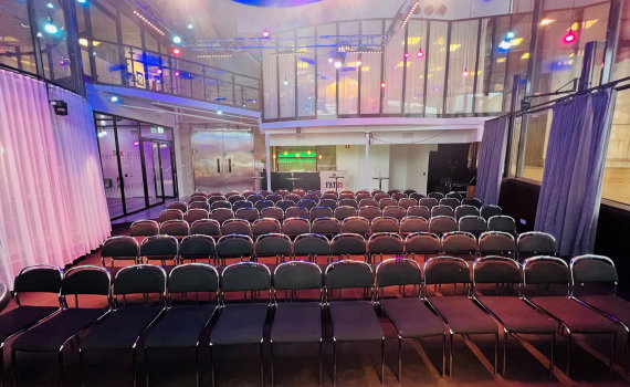 Ett rum med uppställda stolar