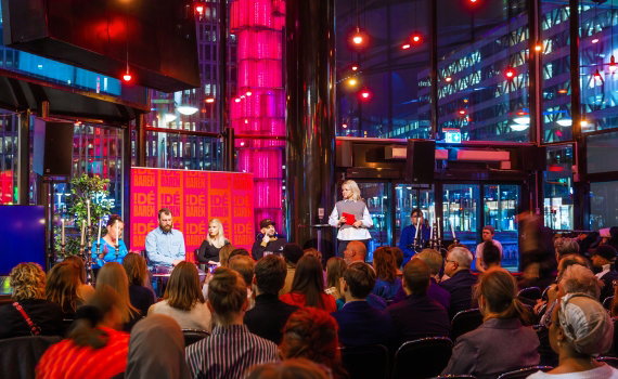 En lokal fylld av människor