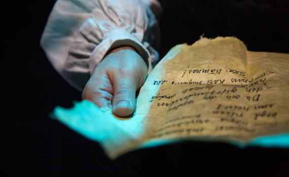 Fredrik Meyer håller ett brev i handen