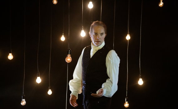 Fredrik Meyer bland glödlampor