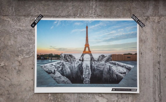 Affisch med ett konstverk som föreställer Eiffeltornet över en dramatisk spricka i marken.